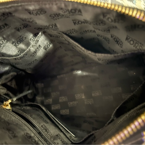 EUC Michael Kors Selma Medium
Satchel in Saffiano Leather Handbag Black - Picture 11 of 14